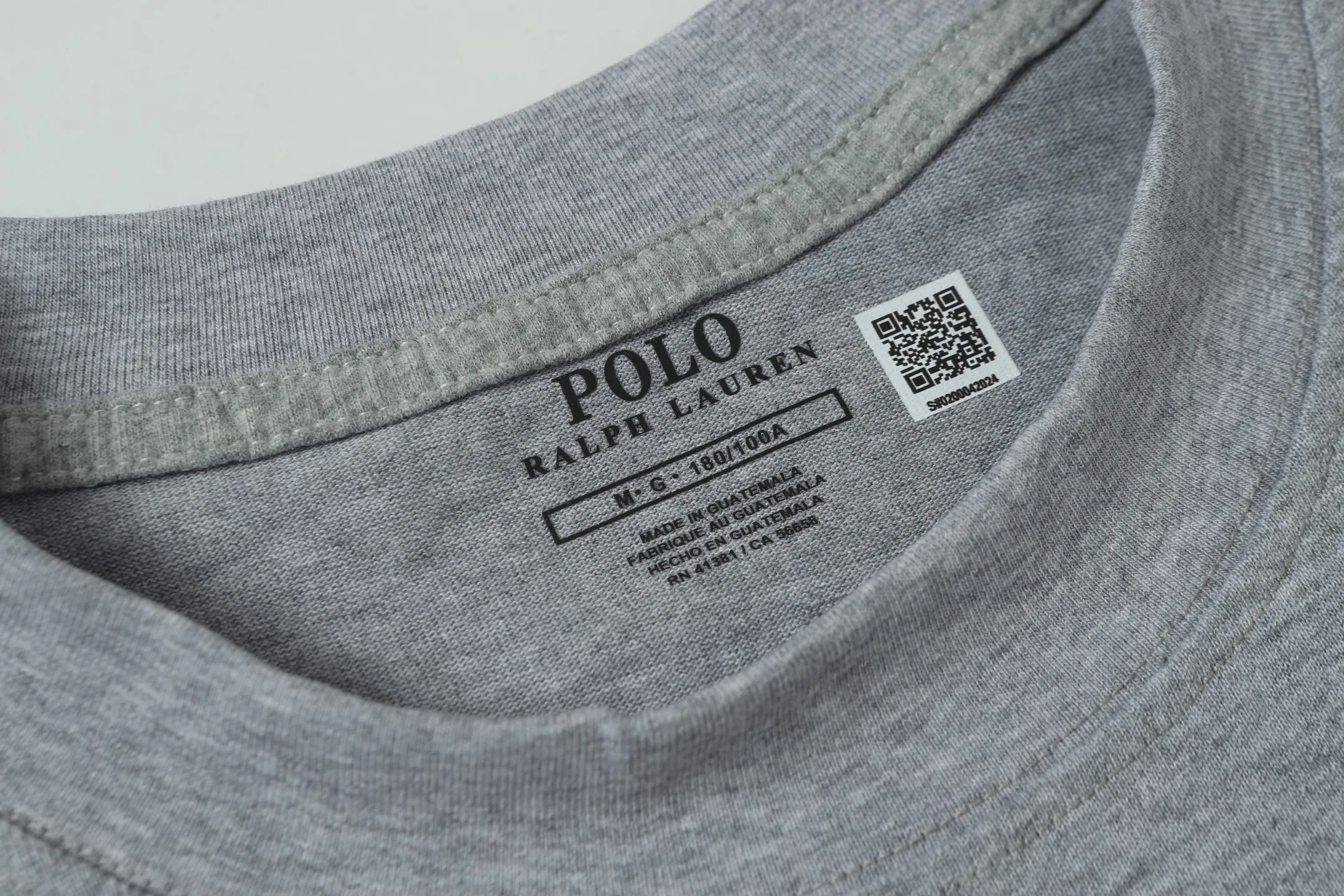 P130 Style number: 652 Brand reputation: Ralph Lauren is an internationally renowned high-end fashion brand, representing quality, style and status. Wearing its short sleeves can highlight consumers' taste and identity. Classic design: The brand has unique and enduring classic design elements, such as the polo logo, iconic color combinations, etc., which are both fashionable and recognizable. High-quality fabric: Made of double yarn 280g fabric, usually made of high-quality cotton fabric, which is soft, breathable, and sweat-absorbent, comfortable to wear, and suitable for various occasions and seasons. Exquisite craftsmanship: Pay attention to detail processing and production technology, neat stitching, and tailoring to ensure the durability and beauty of the clothing. Diversified styles: covering a variety of styles from casual to formal, simple to gorgeous, meeting the individual needs and wearing scenarios of different consumers. Strong matchability: Can be matched with a variety of bottoms, jackets and accessories to easily create a variety of different fashion looks. Inheritance and innovation: While maintaining the traditional charm of the brand, we constantly innovate designs and incorporate new fashion elements to keep our products attractive. Brand values: The American lifestyle and positive values ​​conveyed by Ralph Lauren are also recognized and yearned for by consumers. Color: Black White Gray Blue White Blue Red Pink Sky Blue Bean Green Burgundy Complete Sizes: S, M, L, XL,